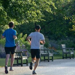 Zwei Jogger laufen im Park