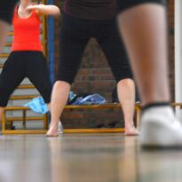 Zumba Beinbewegung von Teil der Tanzgruppe